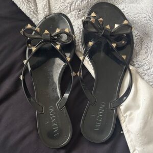 Valentino Garavani Rockstud Black Rubber Flip Flops